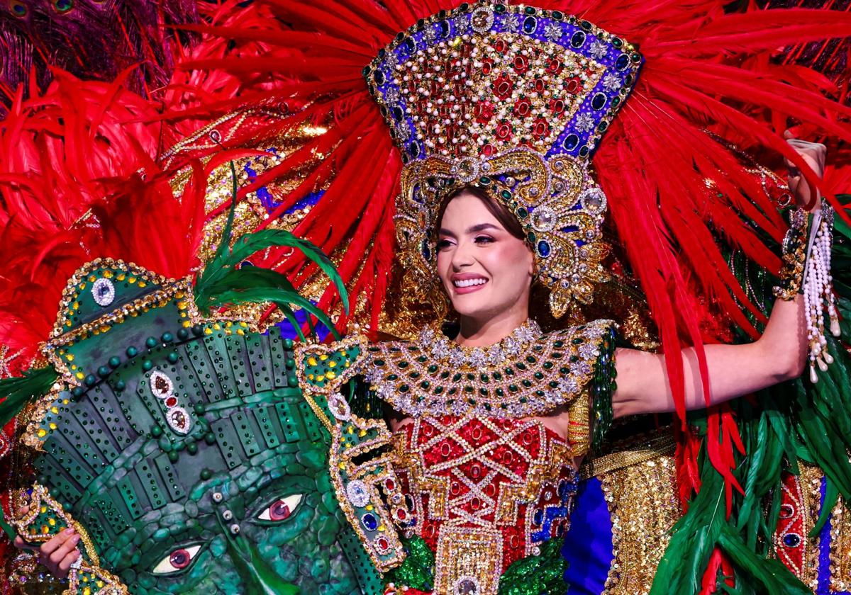 Las mises desfilan con sus trajes nacionales en Miss Universo