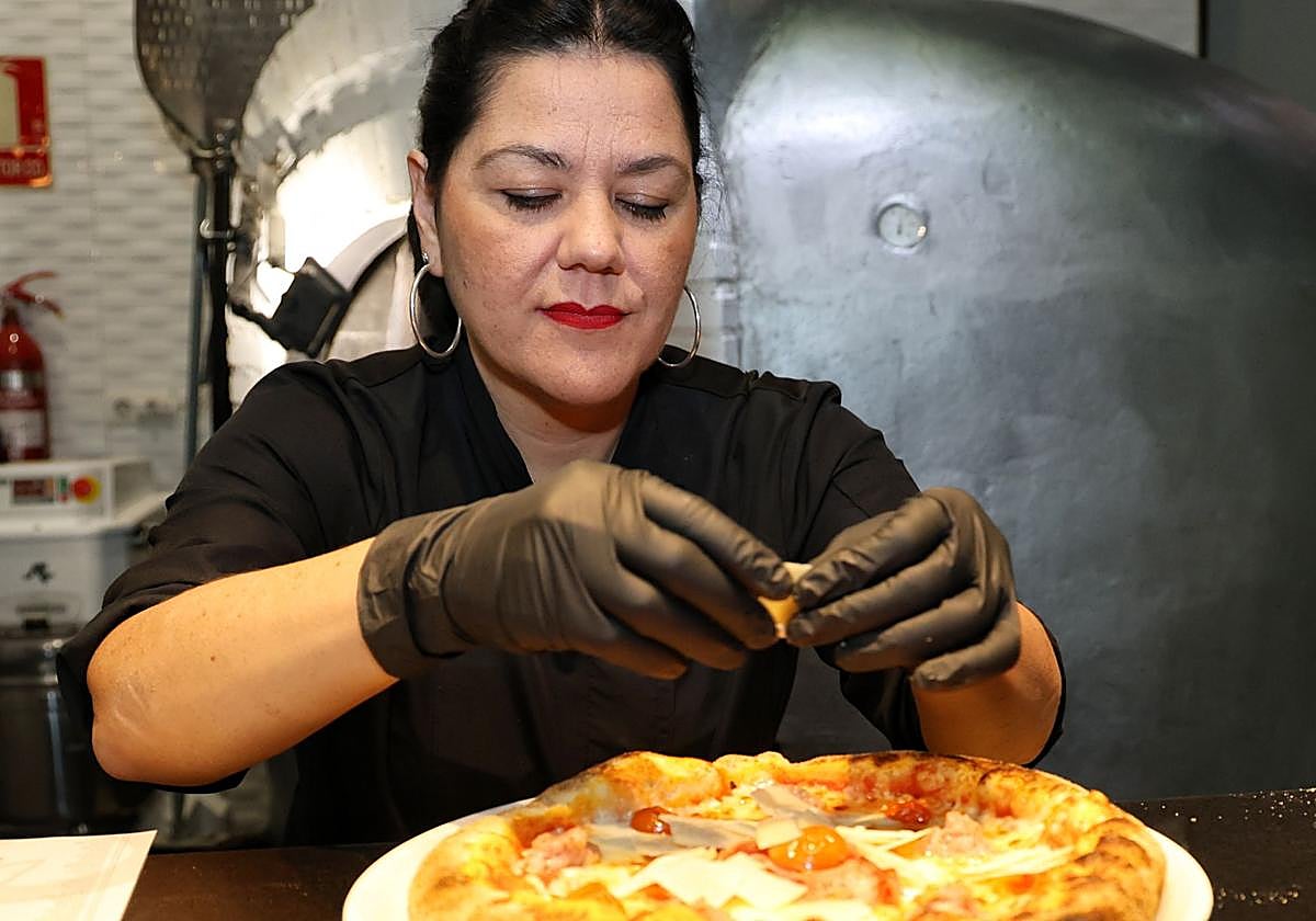 Francesca Cristina prepara la pizza con la que opta al concurso.
