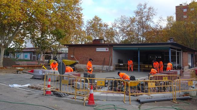 Imagen antes - Trabajos de urbanización del lateral de la plaza que da a la calle Conde Arteche y estado de la plaza en los años ochenta.