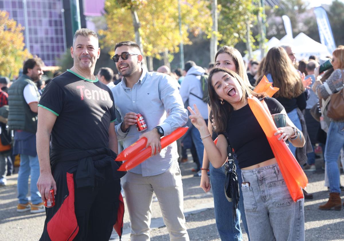 Varios aficionados posan en la 'fan zone' con los aplaudidores para el encuentro.