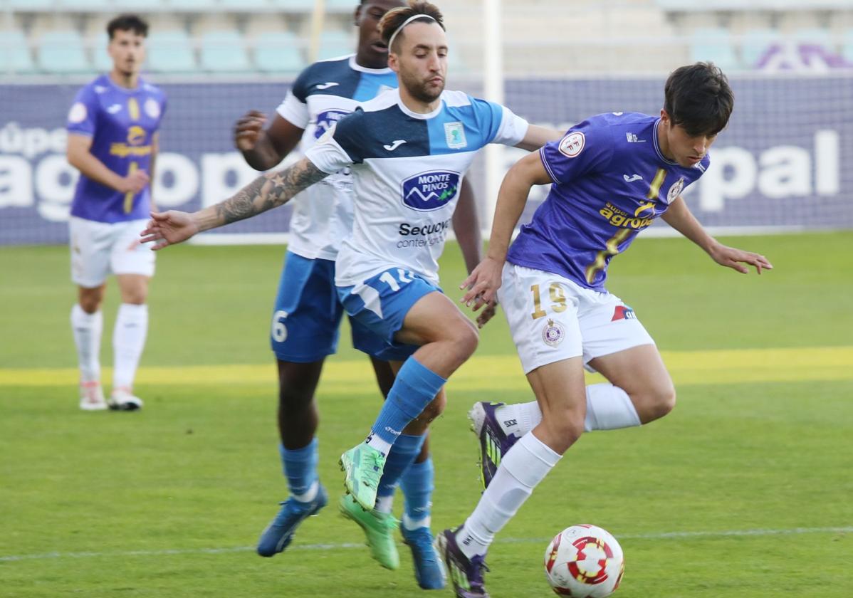 Hugo de Bustos, que cuajó un gran partido, en una acción del Palencia Cristo-Almazán.