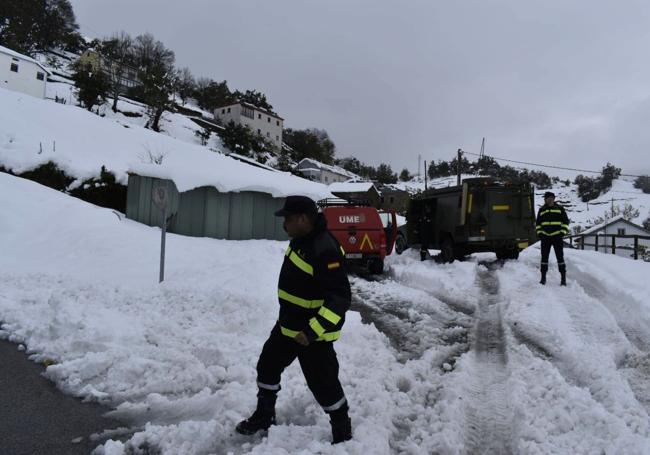 Miembros de la UME (Unidad Militar de Emergencias), durante una nevada en León.