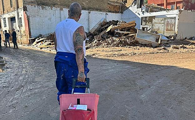 Con un carro de la compra repartiendo casa por casa.