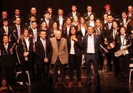 Luis Martín Revenga (izquierda), José Martín Salamanca (centro) y Emilio González Lorenzo (derecha), junto a la alcaldesa, Myriam Martín Frutos, rodeados de la banda de la Asociación Musical Villa de Olmedo.