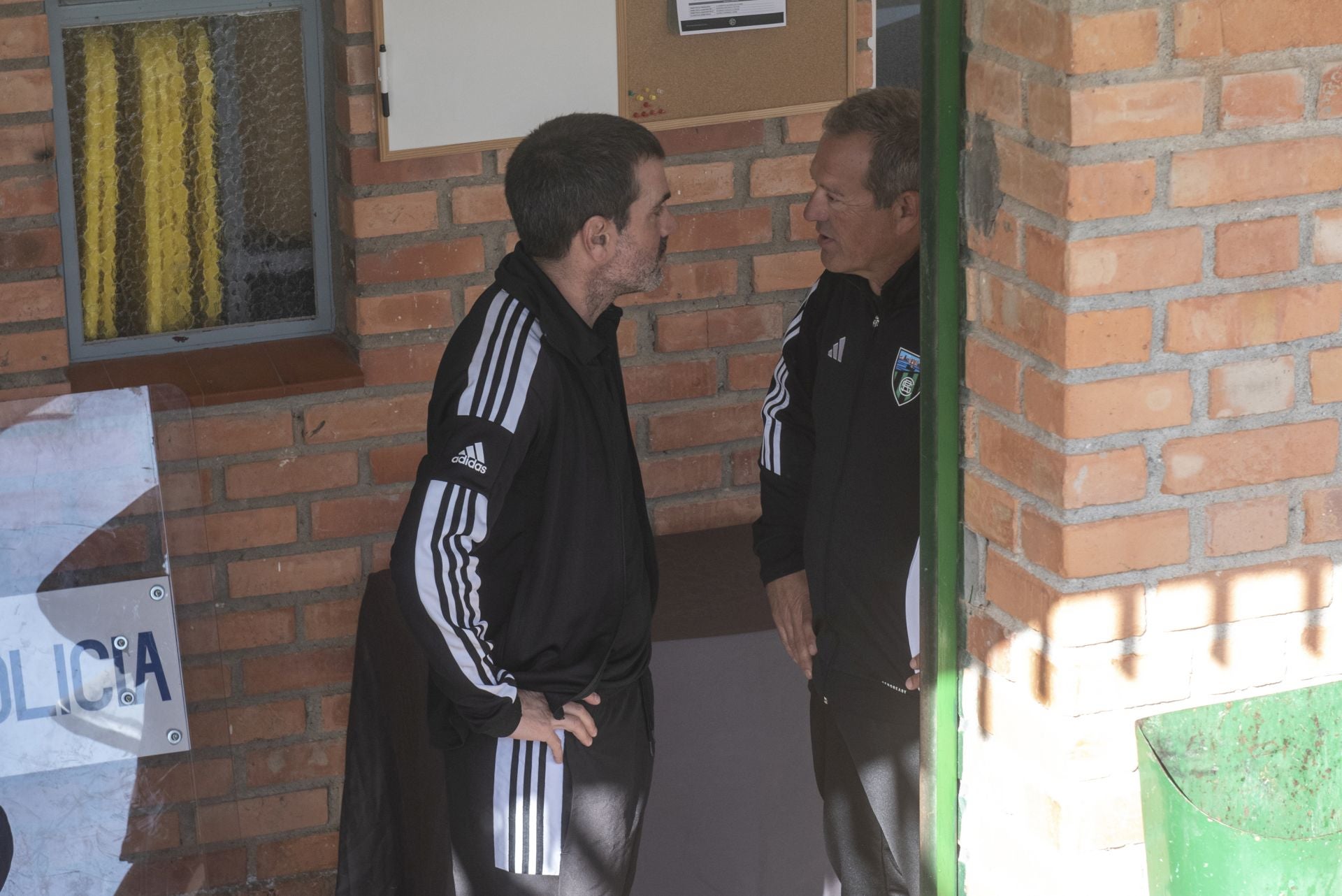 Ramsés Gil y Ángel Viadero dialogan en el túnel de vestuarios antes del inicio del partido.