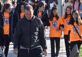 Participantes en la marcha que recauda fondos contra la leucemia infantil, con salida desde el colegio El Peral.