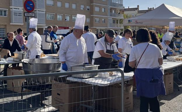 Reparto de la vianda solidaria en la plaza Tirso de Molina.