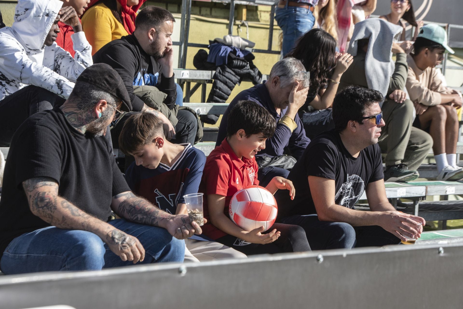 Búscate en las gradas de La Albuera durante el Segoviana vs Sestao