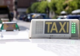 Varios taxis estacionados en la calle San José.