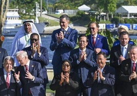 Pedro Sánchez acompañado por otros mandatarios durante la Cumbre de jefes de Estado y de Gobierno del G20 que comenzó ayer en Río de Janeiro.