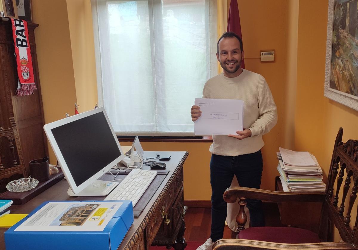 El alcalde de Barruelo, Cristian Delgado, con el proyecto de presupuestos.