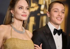 Angelina Jolie junto a su hijo Knox.