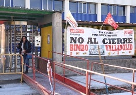 Una trabajadora de Bimbo sale de la fábrica del polígono San Cristóbal este lunes.