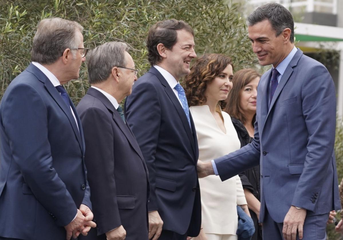 El presidente del Gobierno, Pedro Sánchez, saluda a Alfonso Fernández Mañueco en una Conferencia de Presidentes anterior.