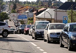 Multitud de vehículos a su paso por la travesía de San Rafael.