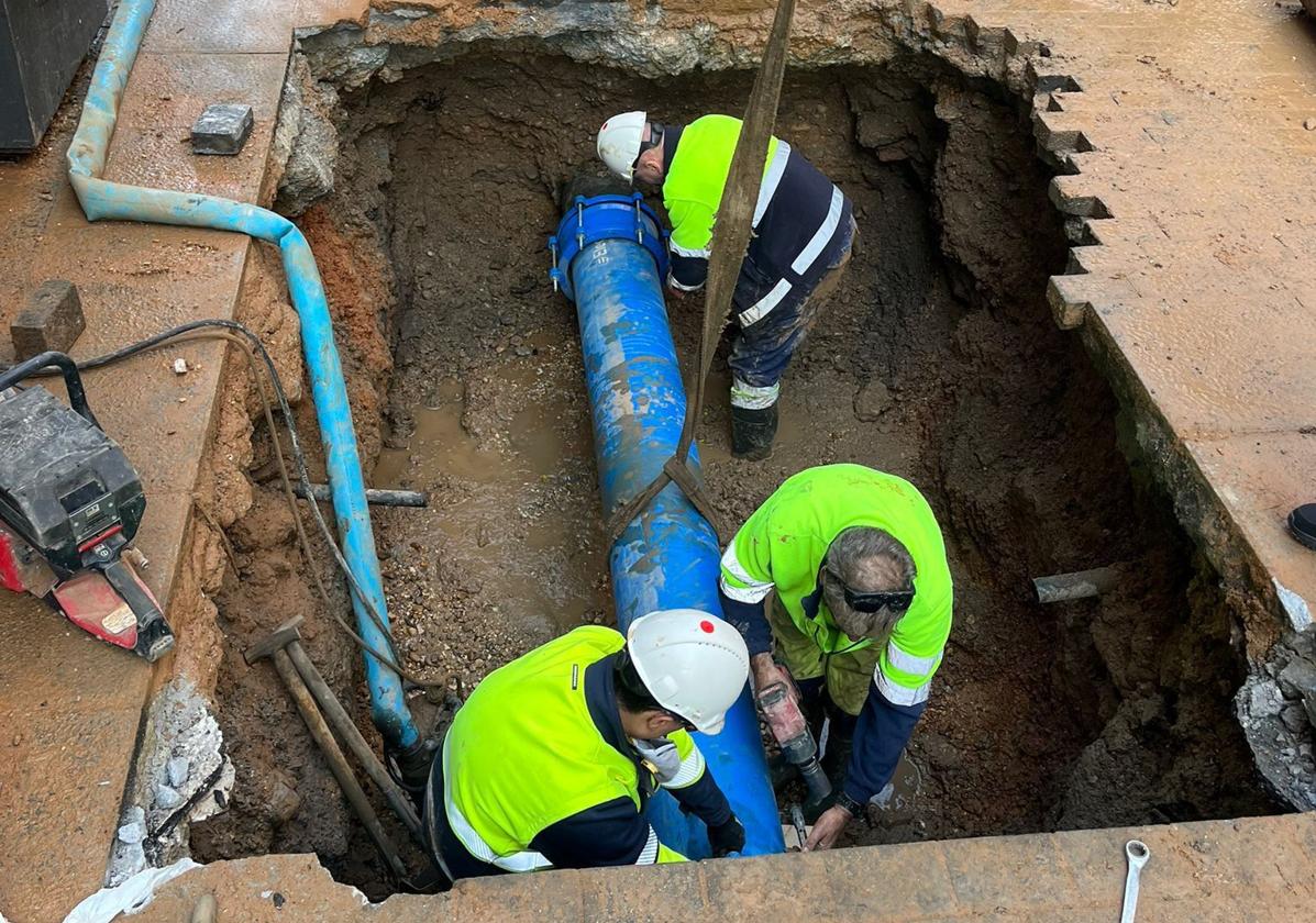 Los operarios de Aquavall rematan la reparación de la tubería dañada.