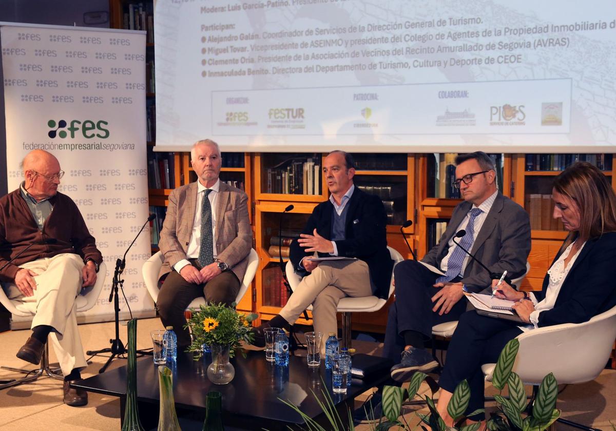 El turismo masivo enfrenta a los vecinos y profesionales del sector en Segovia