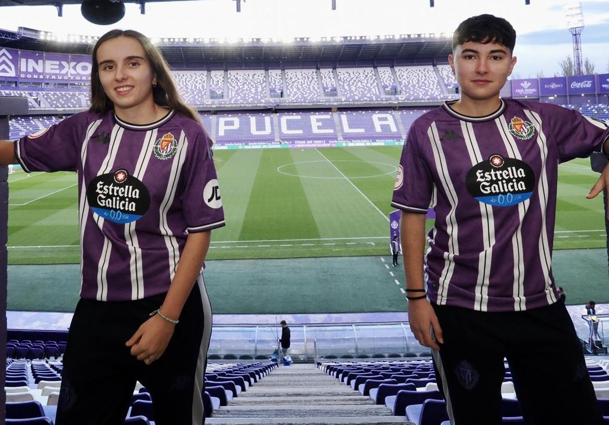 Las futbolistas Blanca Serrano (izquierda) y Violeta Antón posan en el estadio José Zorrilla.