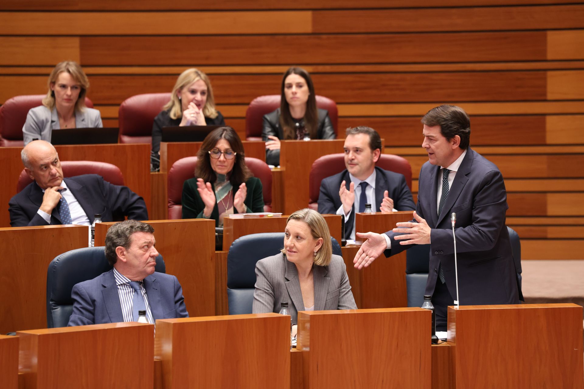 Alfonso Fernández Mañueco, durante la réplica a Juan García-Gallardo (Vox).