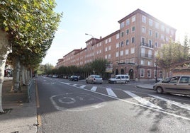 Calle de acceso a la Zona de Bajas Emisiones en el barrio de San Pablo.