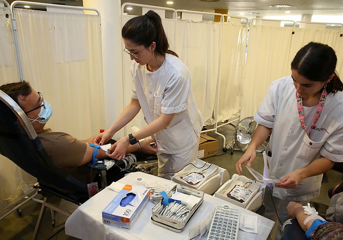 Dos enfermeras extraen sangre durante el maratón de donación de ayer.