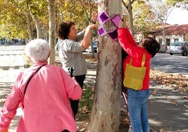 Un grupo de tejedoras 'abriga' los árboles de Barrio España-San Pedro Regalado.