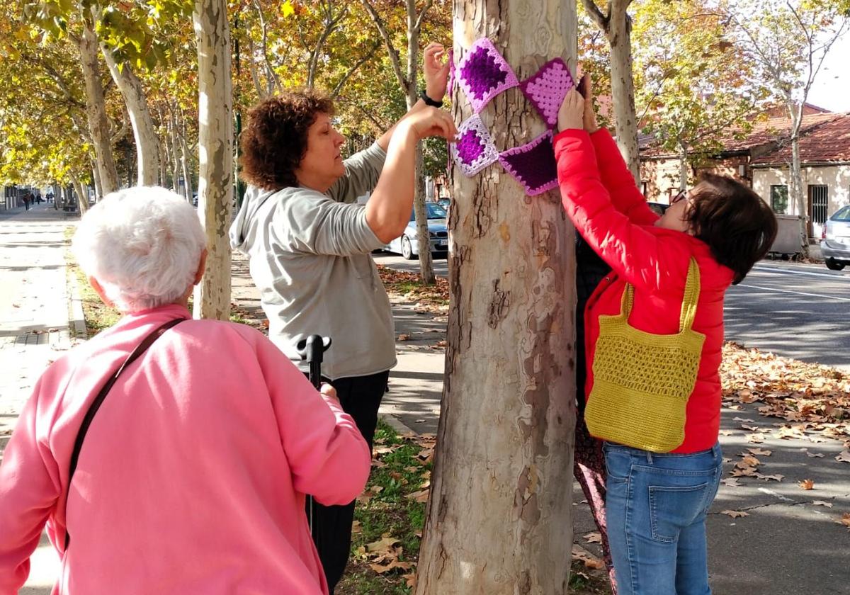Un grupo de tejedoras 'abriga' los árboles de Barrio España-San Pedro Regalado.