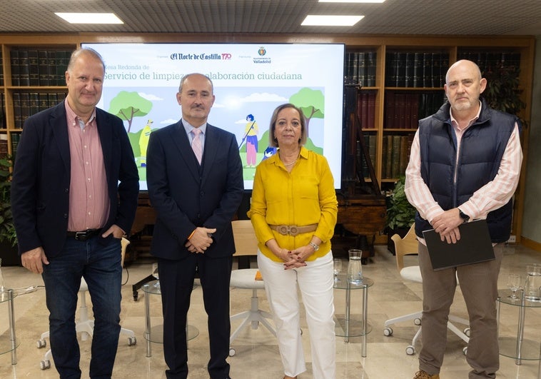 Rafael Monedero (Avadeco), Alberto Cuadrado (concejal) , Elvira Yañez (Federación Provincial de Asociaciones de Vecinos) y José María Pérez Concellón (subidector de Limpieza).