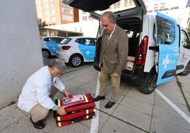 El gerente del Área de Salud, José Jolín, con el delegado de la Junta, prepara material para la nueva furgoneta de Herrera.