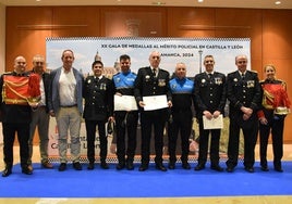 Los galardonados segovianos posan con sus diplomas y reconocimientos.