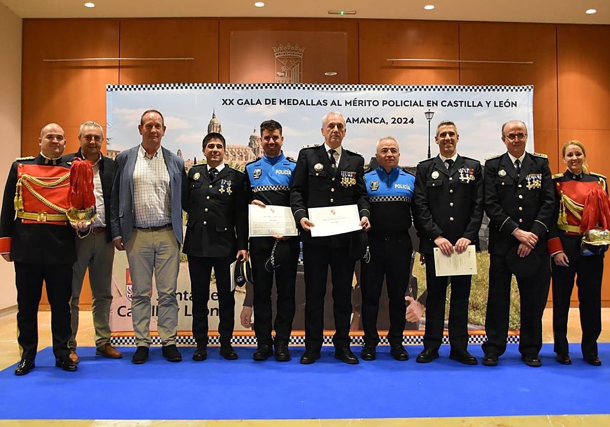 Los galardonados segovianos posan con sus diplomas y reconocimientos.