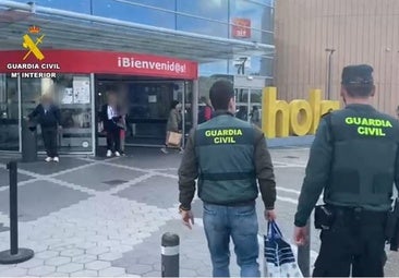 Tres detenidos por robar perfumes valorados en 5.700 euros en Río Shopping