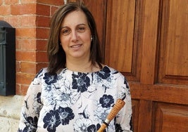 Rosa Ana Alba Velasco, con el bastón de mando del Ayuntamiento de Esguevillas de Esgueva.