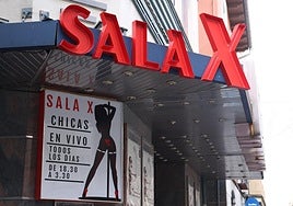 El letrero y el cartel que anuncia la Sala X en los cines Mantería.