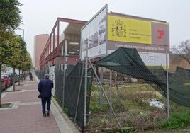 Carteles del proyecto ante el chasis del edificio inacabado de la calle Cardenal Torquemada.