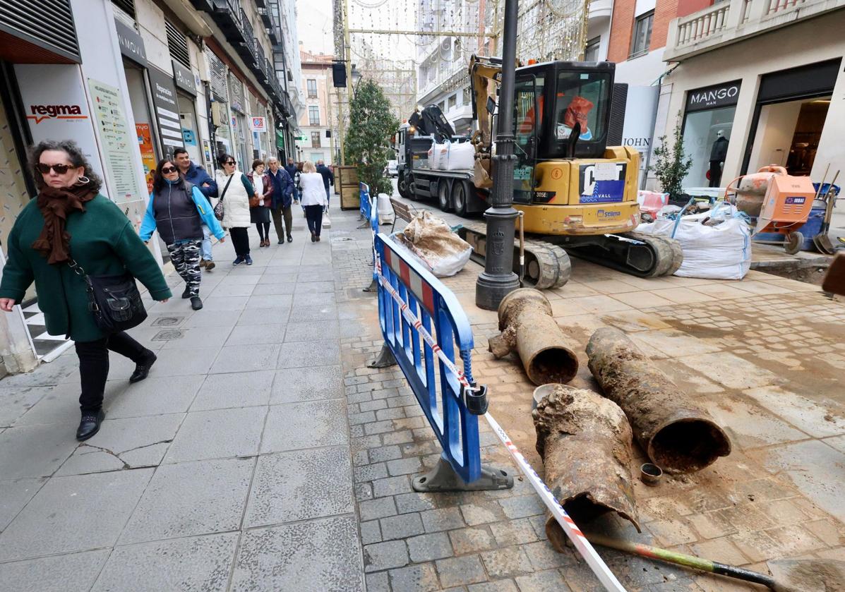 Aspecto de la calle Santiago de Valladolid, donde se produjo el reventón, este martes por la mañana.