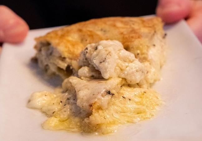 Tortilla de patatas con trufa del bar Piraña.