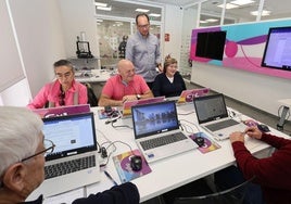 Varios alumnos siguen las indicaciones del profesor, en un curso en el Espacio Digital.