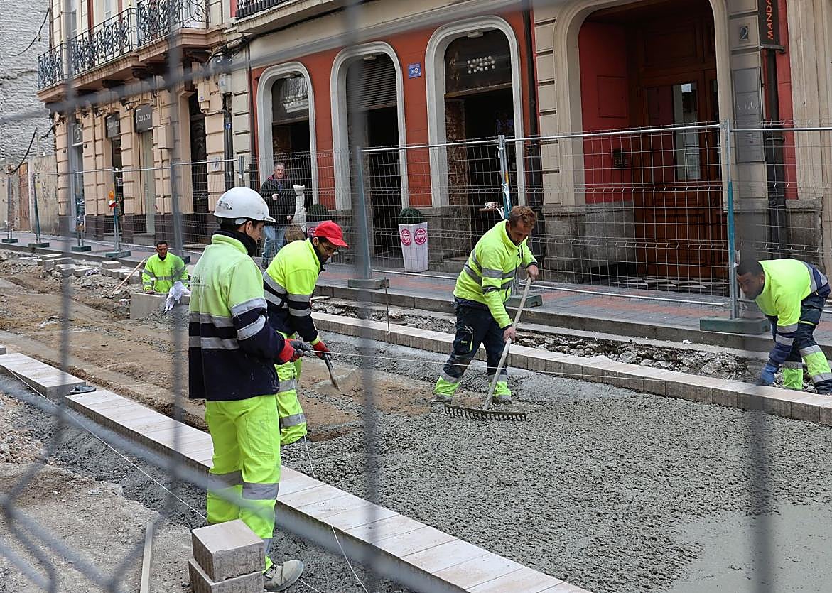 Trabajos de colocación del nuevo pavimento en la calle Don Sancho.