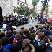 Decenas de niños reclaman en la plaza de la Universidad que se cumplan los derechos de la infancia