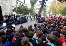 Participantes en el acto por los derechos de la infancia celebrado en la plaza de la Universidad.