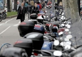 Motocicletas aparcadas en la calle, en imagen de archivo.