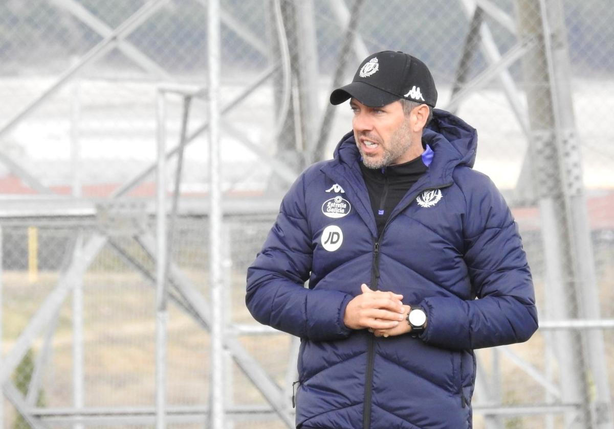 Paulo Pezzolano, durante un entrenamiento con el Real Valladolid en los Campos Anexos.