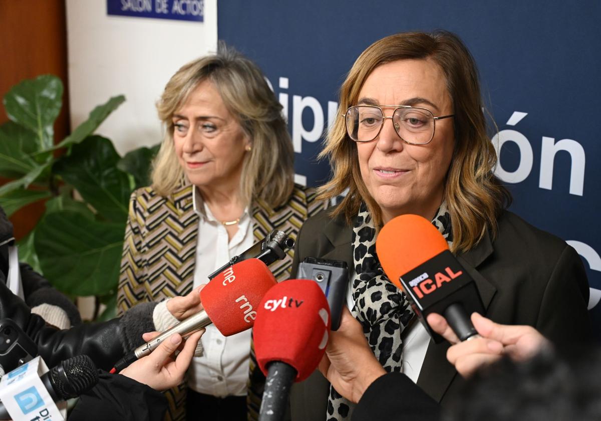 La presidenta de la Diputación, junto a la vicepresidenta, María José de la Fuente.