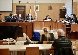 El agente de la Policía Nacional, de espaldas, durante el juicio en la Audiencia de Valladolid.