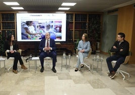 Mar García, José Miguel Sáez, María Paz Sánchez y Gregorio Pérez, en la mesa.