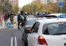 Los agentes desvían el tráfico hacia la calle Arzobispo José Delicado Baeza por el corte del puente de Poniente.