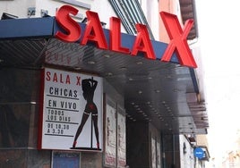 El letrero y el cartel que anuncia la Sala X en los cines Mantería.