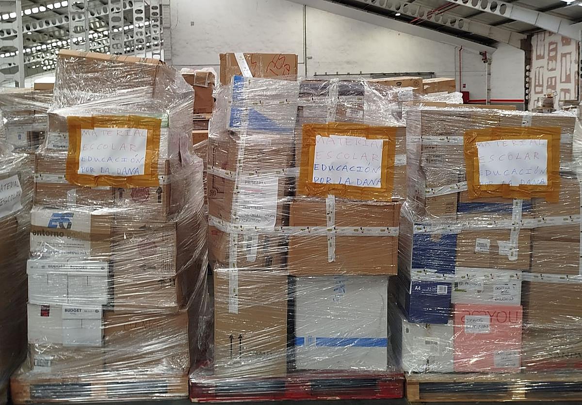 Palés llenos de material escolar en las naves de La Cistérniga donde se guardan todos los productos donados desde Valladolid para los damnificados por la DANA en Valencia.