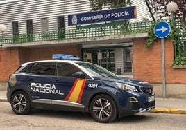 Vehículo de la Policía Nacional estacionado frente a la Comisaría de Delicias, donde se denunciaron los hechos.